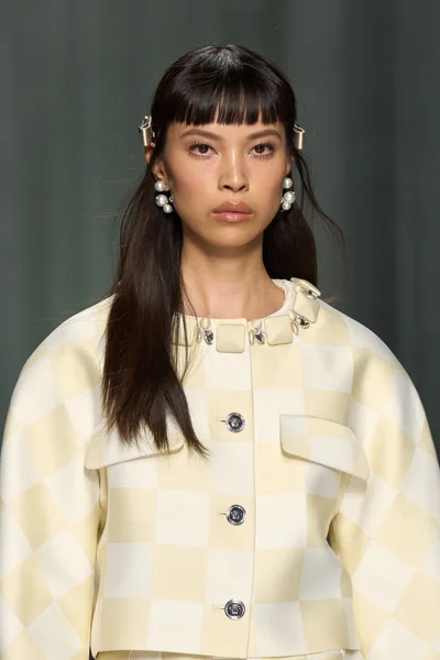 Look 16